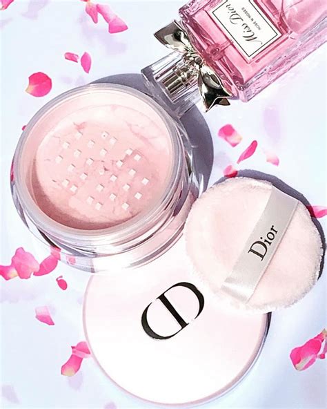 miss dior poudre de rose parfumée|La nouvelle poudre de rose parfumée pour le corps Miss Dior.